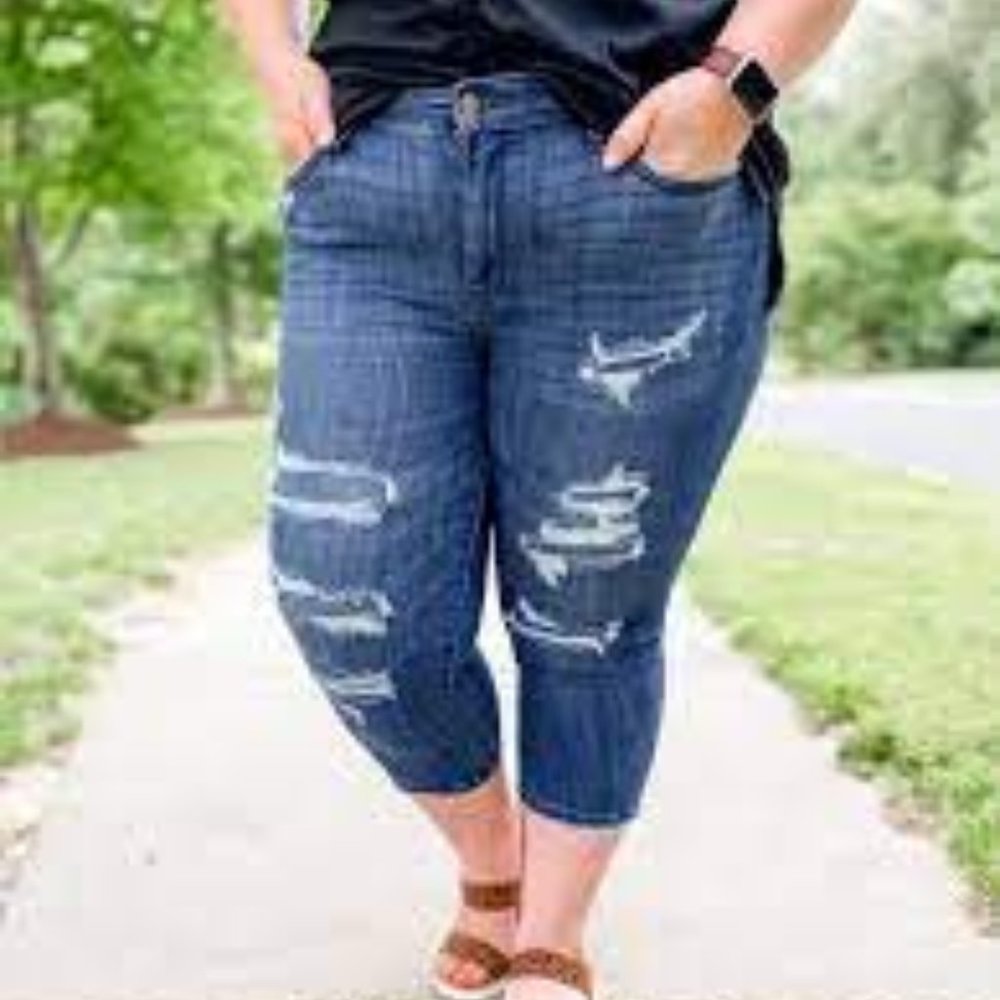 New JUDY BLUE Distressed Capris Size 22W